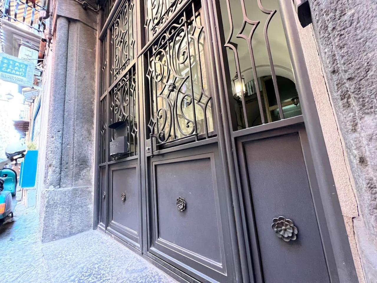 נאפולי Traversa Toledo, Intero Appartamento Al Plebiscito מראה חיצוני תמונה